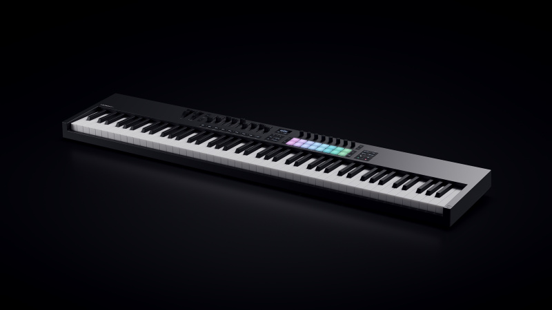 Novation пополнила линейку Launchkey MK4 88-клавишным MIDI-контроллером