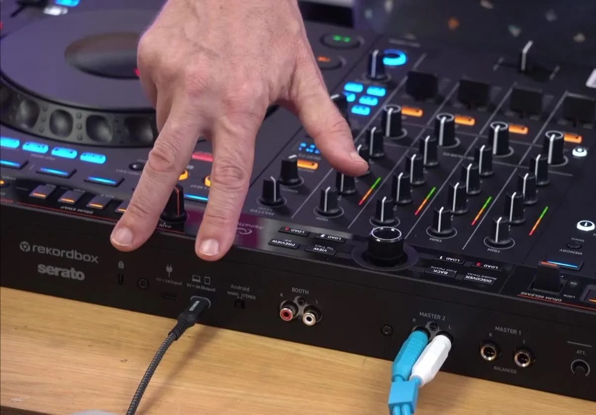 Как и в случае с DDJ-FLX4, контроллер готов к подключению непосредственно к устройствам на базе iOS и Android с приложениями Rekordbox.