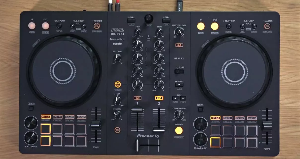 Почти по всем физическим показателям он не отличается от DDJ-400 (и это хорошо).