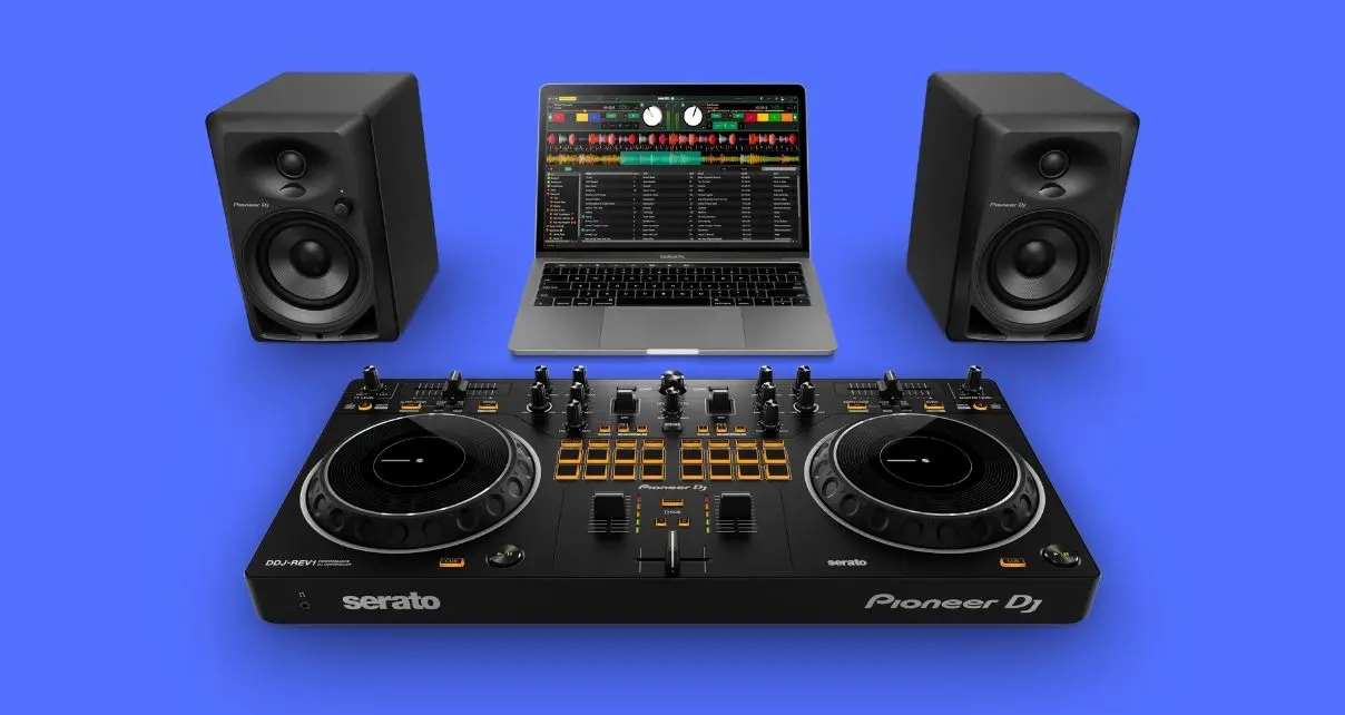 REV1 имеет в комплекте Serato DJ Lite, но пользователи могут перейти на версию Pro, если не смутит дополнительная стоимость.