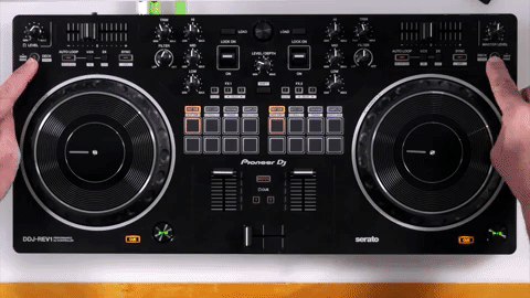 Переключения между деками 1, 2, 3 и 4 на REV1 в Serato DJ Lite.