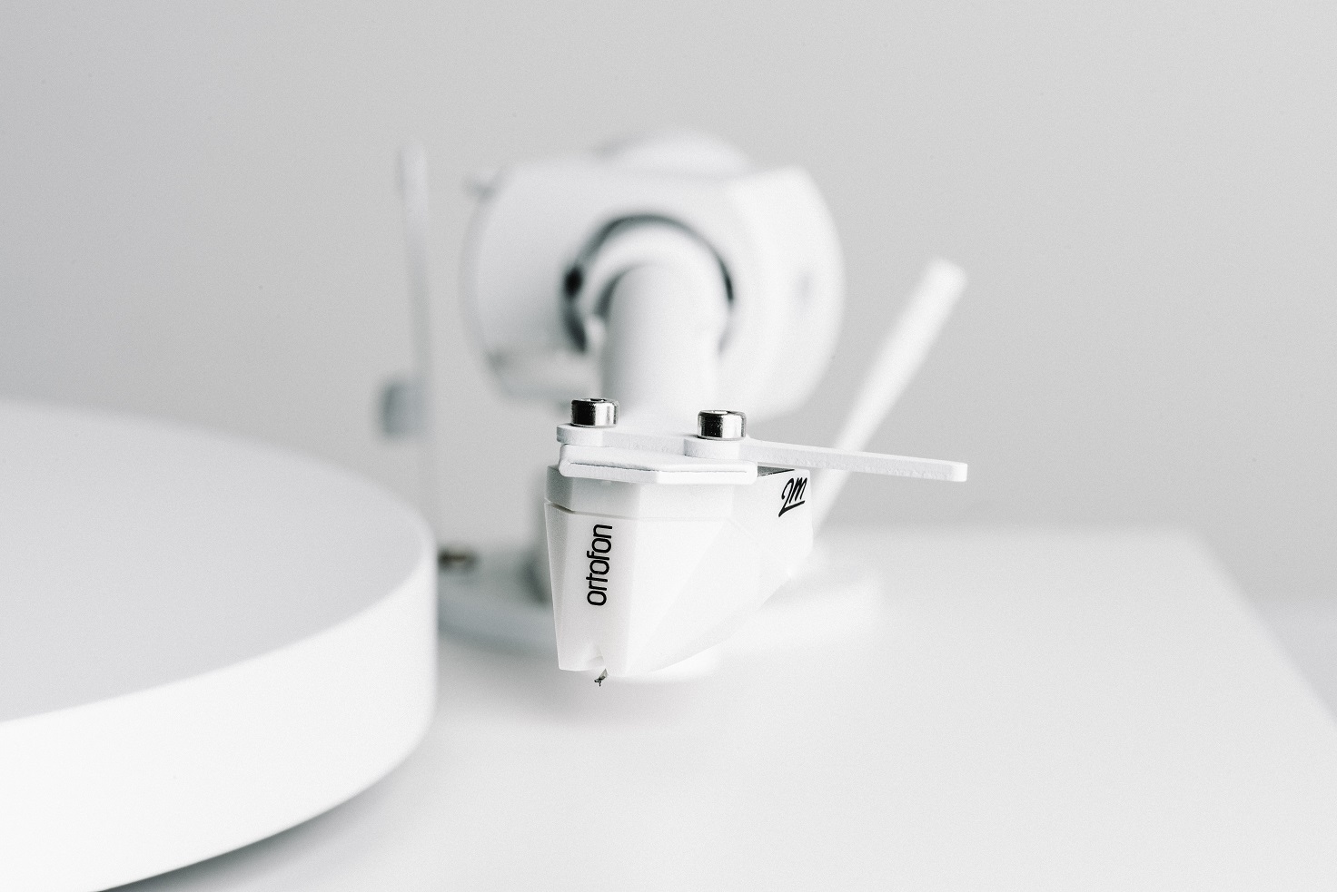 Pro-ject Debut PRO White Edition (2M White) по цене 80&nbsp;450 ₽