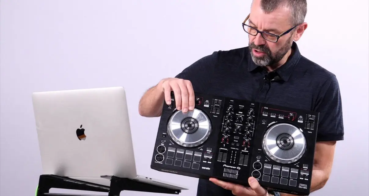 DDJ-REV1 — это очевидная замена устаревающего DDJ-SB3.