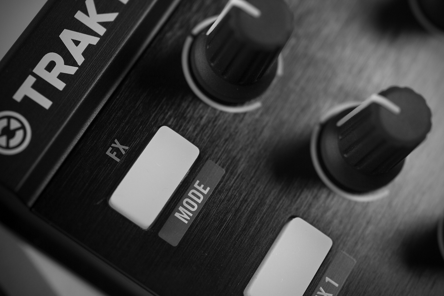 ОБЗОР: Traktor Kontrol X1 MK2 DJ controller