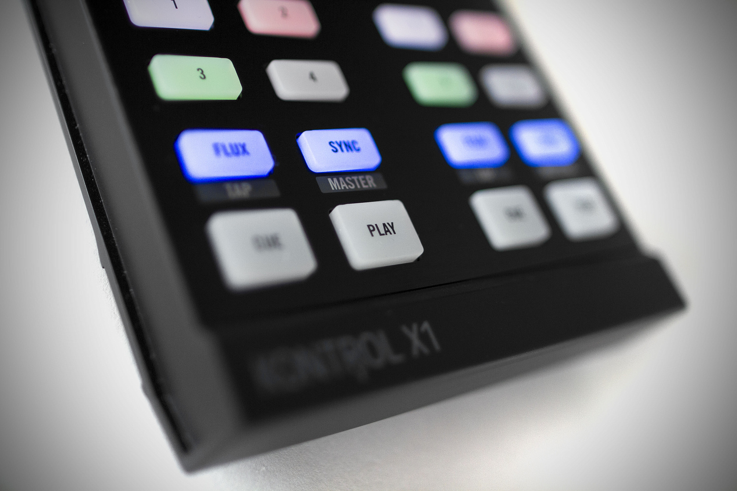 ОБЗОР: Traktor Kontrol X1 MK2 DJ controller